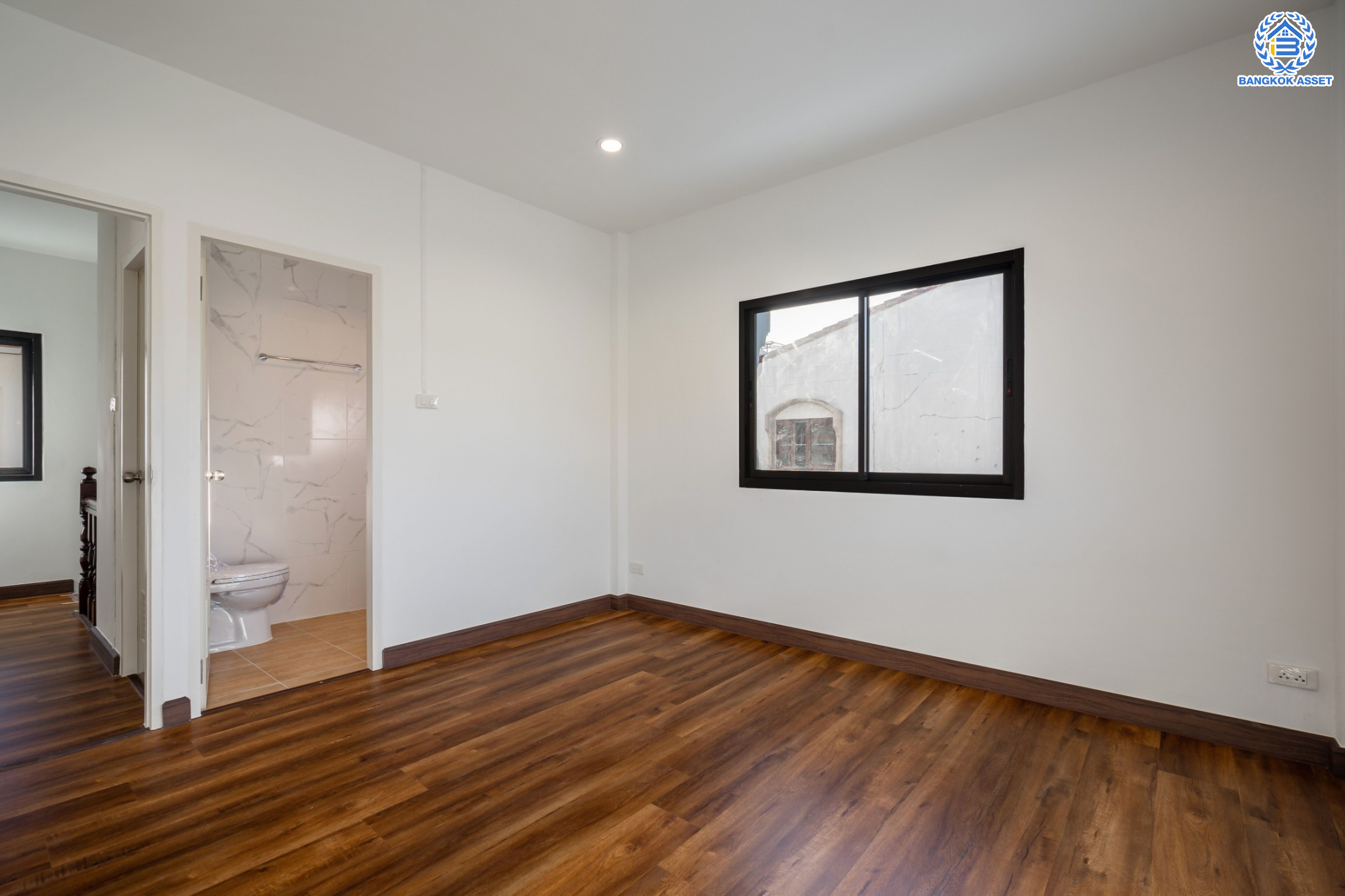 บ้านมือสองตกแต่งใหม่ ม.ซื่อตรง รัตนาธิเบศร์ หลังมุม หน้าโครงการติดรถไฟฟ้า "สถานีไทรม้า"!! เนื้อที่ 34 ตร.ว. ฟังก์ชัน 3 ห้องนอน 3 ห้องน้ำ 1 ห้องอเนกประสงค์ 1 ที่จอดรถ เชื่อมต่อได้หลายเส้นทาง ใกล้ เซ็นทรัลรัตนาธิเบศร์ และทางด่วน "งามวงศ์วาน"